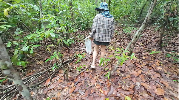 คลิปหลุด สาวไทยเดินคุยเล่นเก็บเห็ดในป่า แอบโชว์ในป่าลึก เสียงไทยชัด